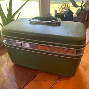 Samsonite silhouette train case with tray, mirror and two keys - no initials